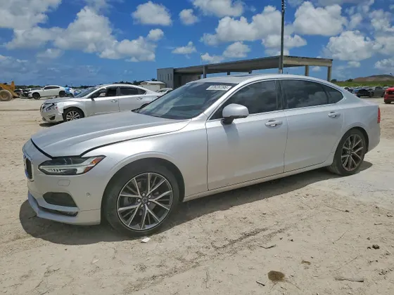 2018 Volvo S90 Momentum