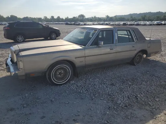 1988 Lincoln Town Car SIGNATURE