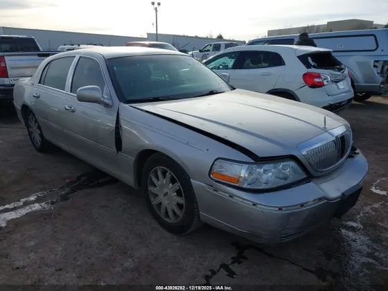 2010 Lincoln Town Car Signature Limited