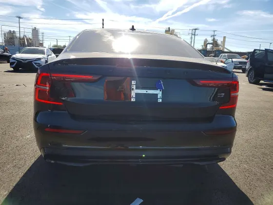 2024 Volvo S60 Recharge Plug-In Hybrid Plus Black Edition
