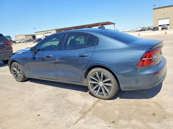 2023 Volvo S60 Recharge Plug-In Hybrid Plus Dark Theme