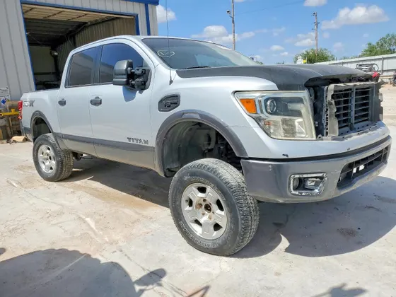 2017 Nissan Titan SV