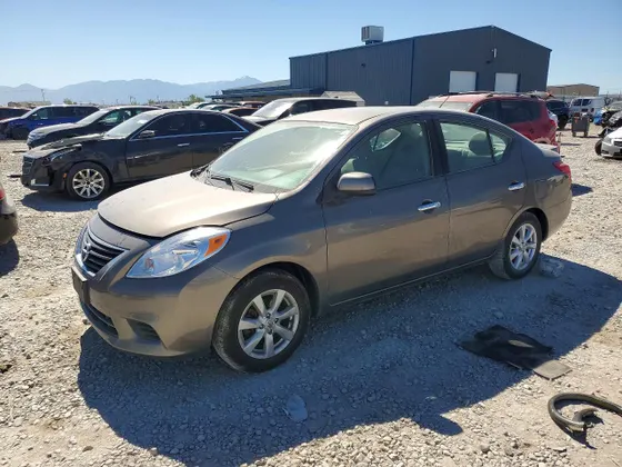2014 Nissan Versa SV