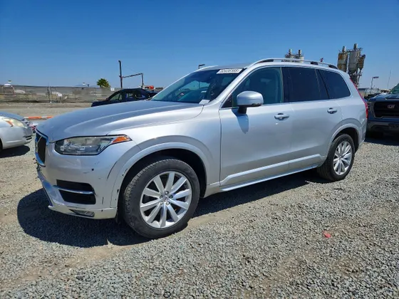 2016 Volvo XC90 T6 Momentum