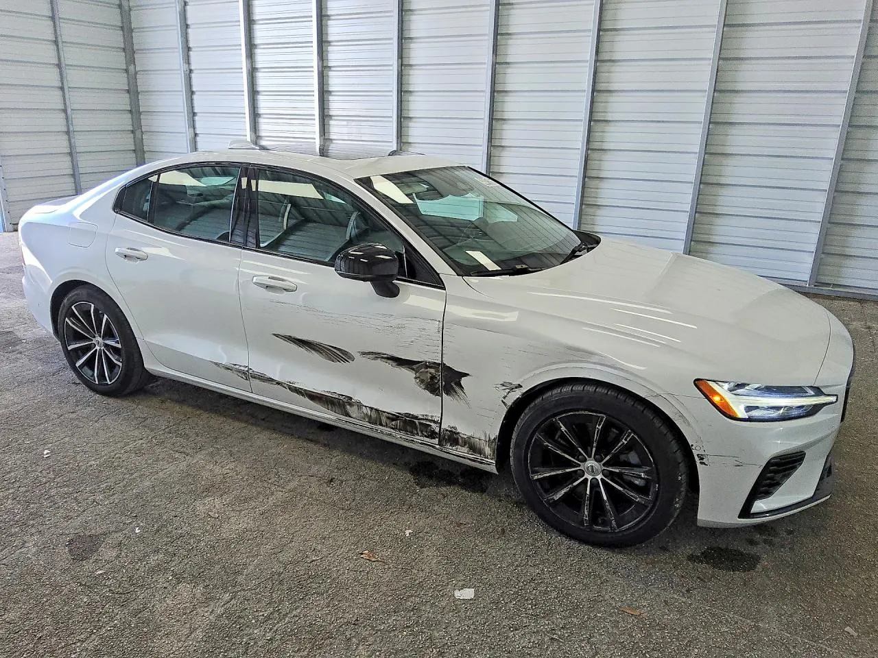 2023 Volvo S60 Recharge Plug-In Hybrid Plus Dark Theme