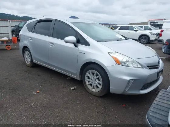 2013 Toyota Prius v Five