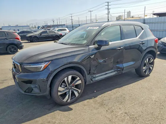 2024 Volvo XC40 Ultimate Bright Theme