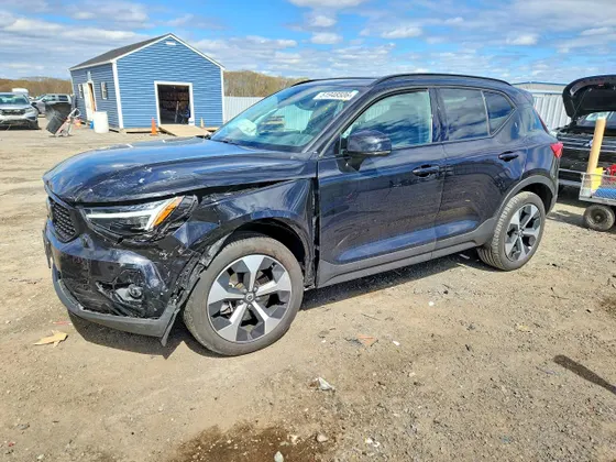 2025 Volvo XC40 Plus Dark Theme