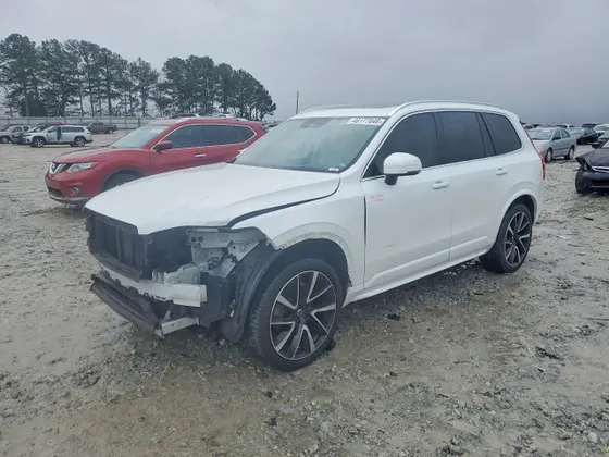 2022 Volvo XC90 Momentum