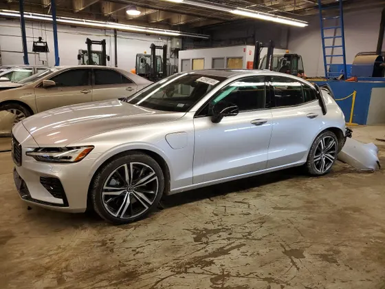 2022 Volvo S60 Recharge Plug-In Hybrid Ultimate Dark Theme