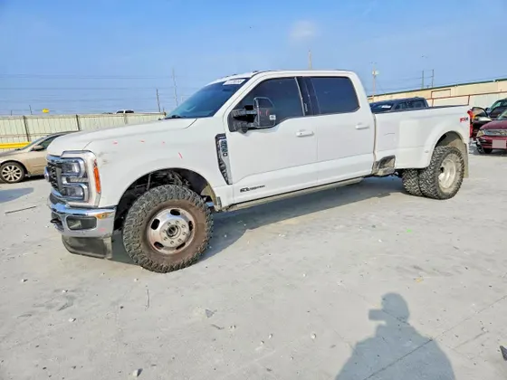 2023 Ford Super Duty F-350 DRW LARIAT