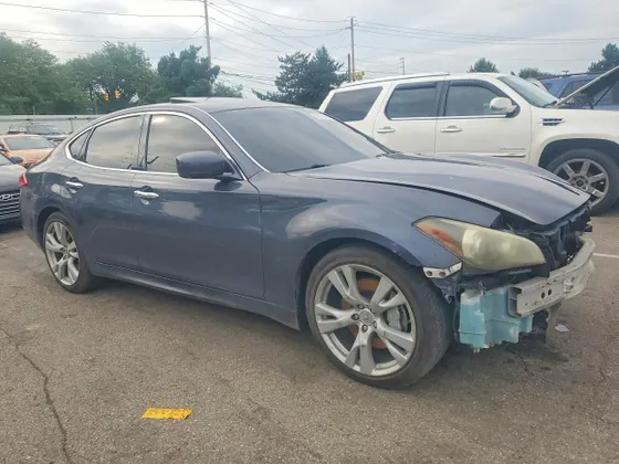 2011 INFINITI M56
