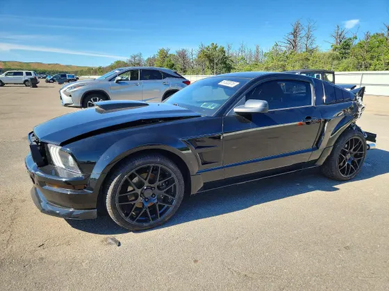 2005 Ford Mustang GT Deluxe