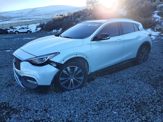 2017 INFINITI QX30 Premium