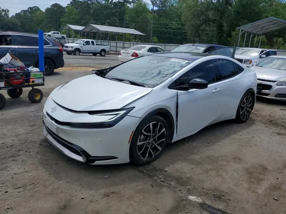 2025 Toyota Prius Plug-In Hybrid SE