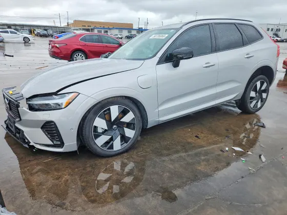 2024 Volvo XC60 Recharge Plug-In Hybrid Plus Dark Theme
