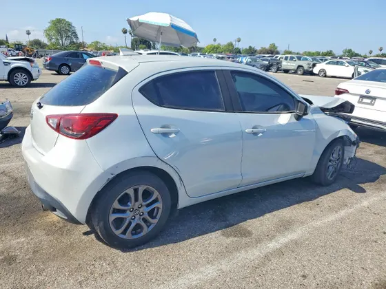 2020 Toyota Yaris Hatchback LE