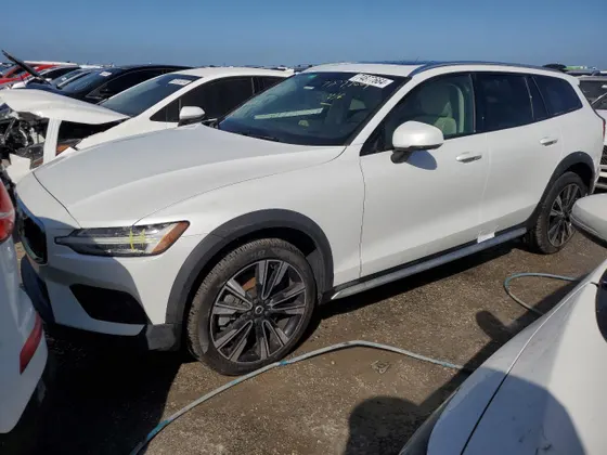 2023 Volvo V60 ULTIMATE