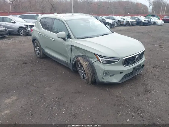 2025 Volvo XC40 Core Bright Theme