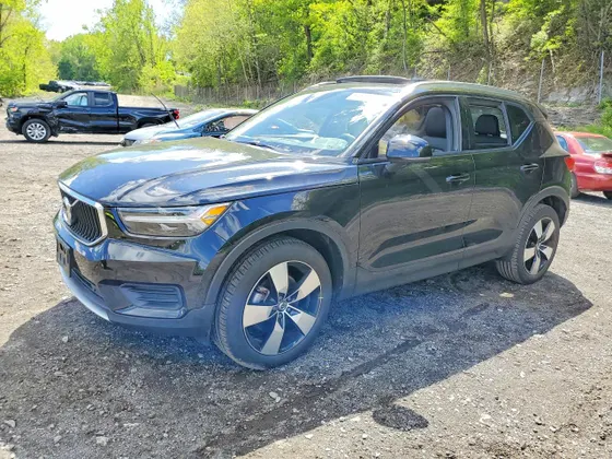 2022 Volvo XC40 Momentum
