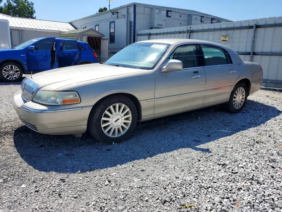 2004 Lincoln Town Car Signature
