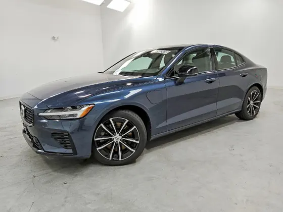 2023 Volvo S60 Recharge Plug-In Hybrid Core Dark Theme