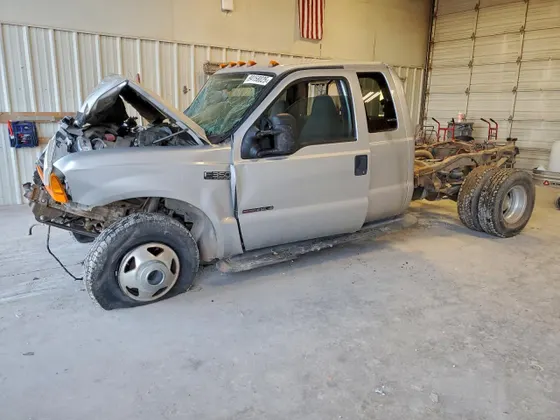 2000 Ford Super Duty F-350 DRW XL