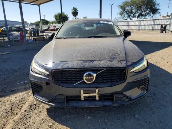 2024 Volvo S60 Recharge Plug-In Hybrid Core Dark Theme