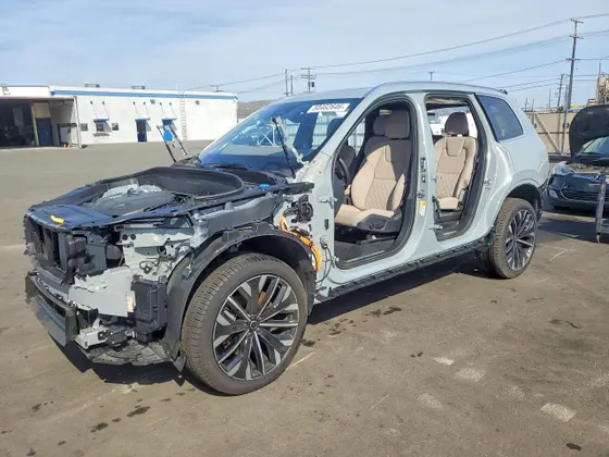 2026 Volvo XC90 Plug-In Hybrid Plus