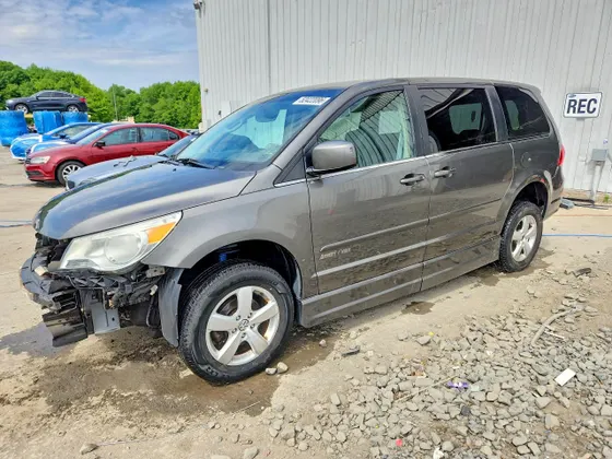 2010 Volkswagen Routan SE