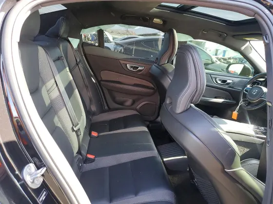 2024 Volvo S60 Recharge Plug-In Hybrid Plus Black Edition