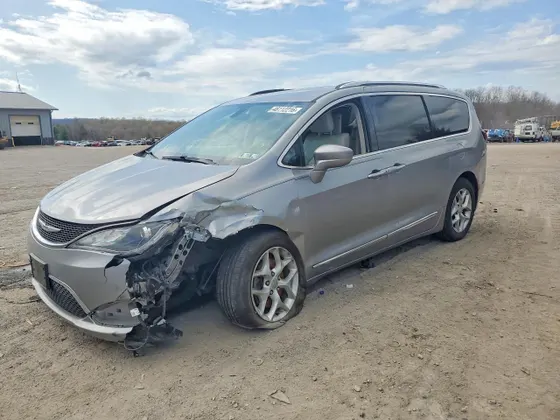2017 Chrysler Pacifica Touring-L Plus