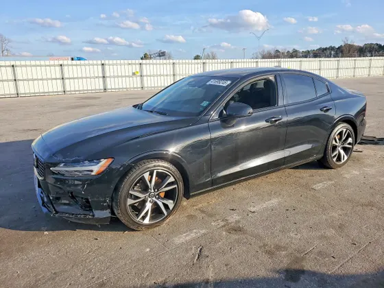 2023 Volvo S60 Plus Dark Theme
