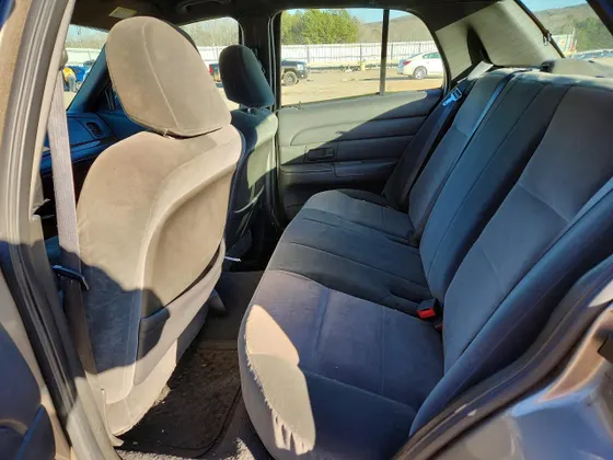 2005 Ford Crown Victoria Standard