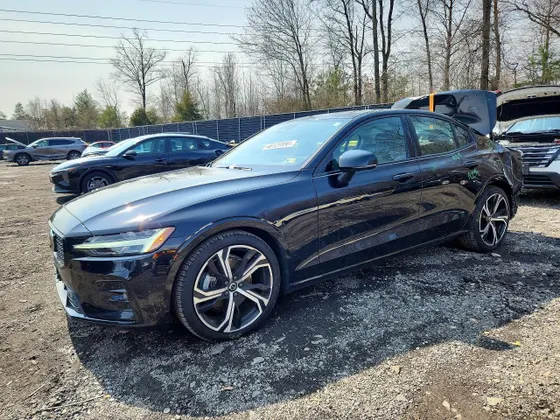 2024 Volvo S60 Plus Dark Theme
