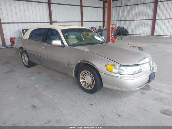 1999 Lincoln Town Car Signature