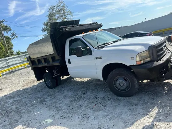 2002 Ford Super Duty F-350 DRW XL