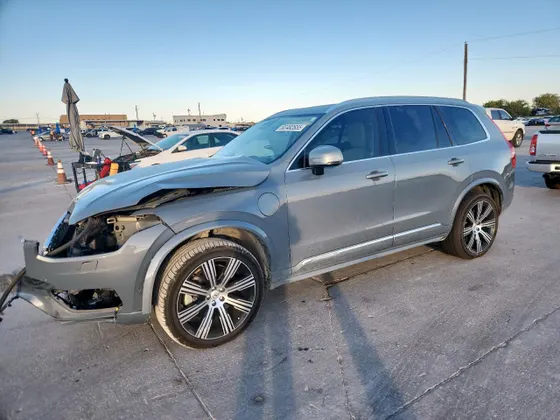 2023 Volvo XC90 Recharge Plug-In Hybrid Plus Bright Theme