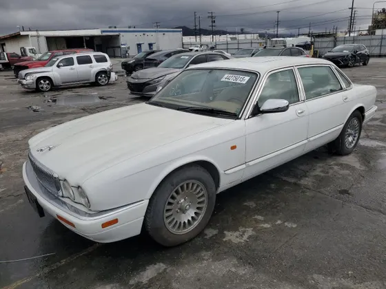 1997 Jaguar XJ Series Sedan Vanden Plas
