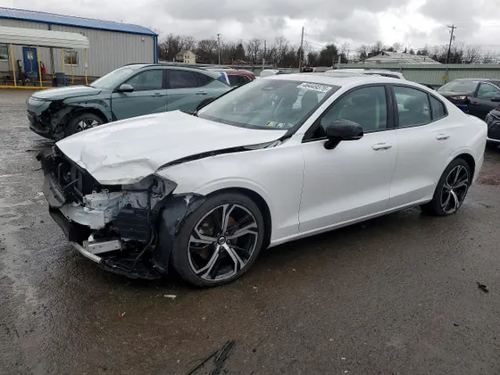 2023 Volvo S60 Core Dark Theme