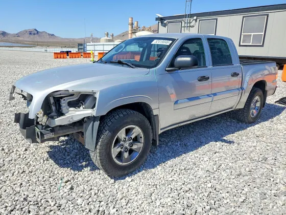 2006 Mitsubishi Raider Duro Cross