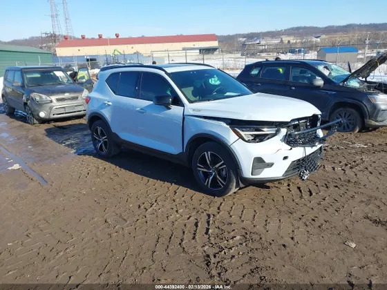 2026 Volvo XC40 Core Bright Theme