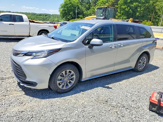 2022 Toyota Sienna LE