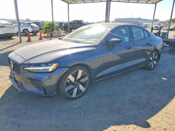 2024 Volvo S60 Recharge Plug-In Hybrid Core Dark Theme