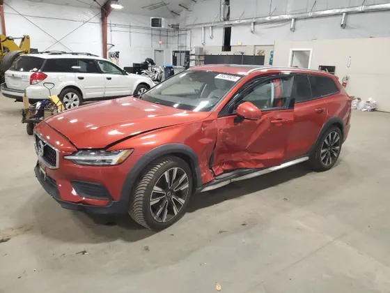 2020 Volvo V60 Cross Country T5 MOMENTUM