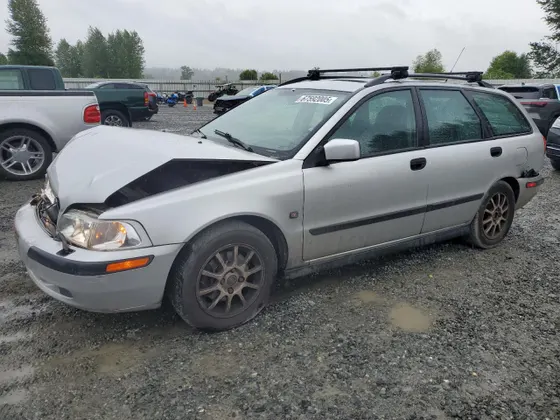2001 Volvo V40