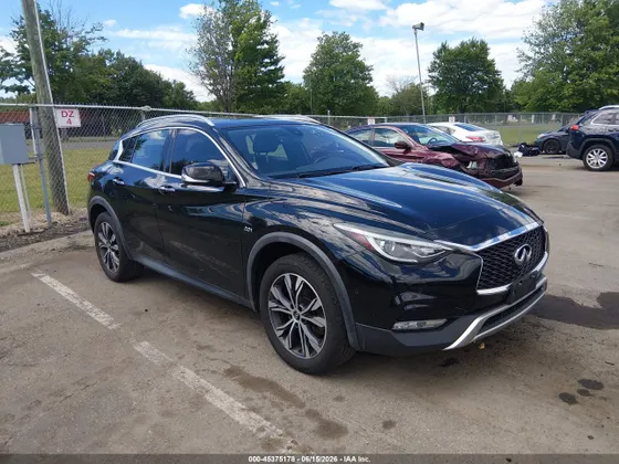 2017 INFINITI QX30 Premium