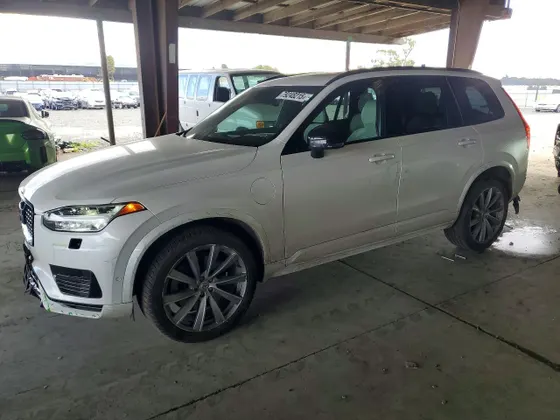 2022 Volvo XC90 Recharge Plug-In Hybrid R-Design