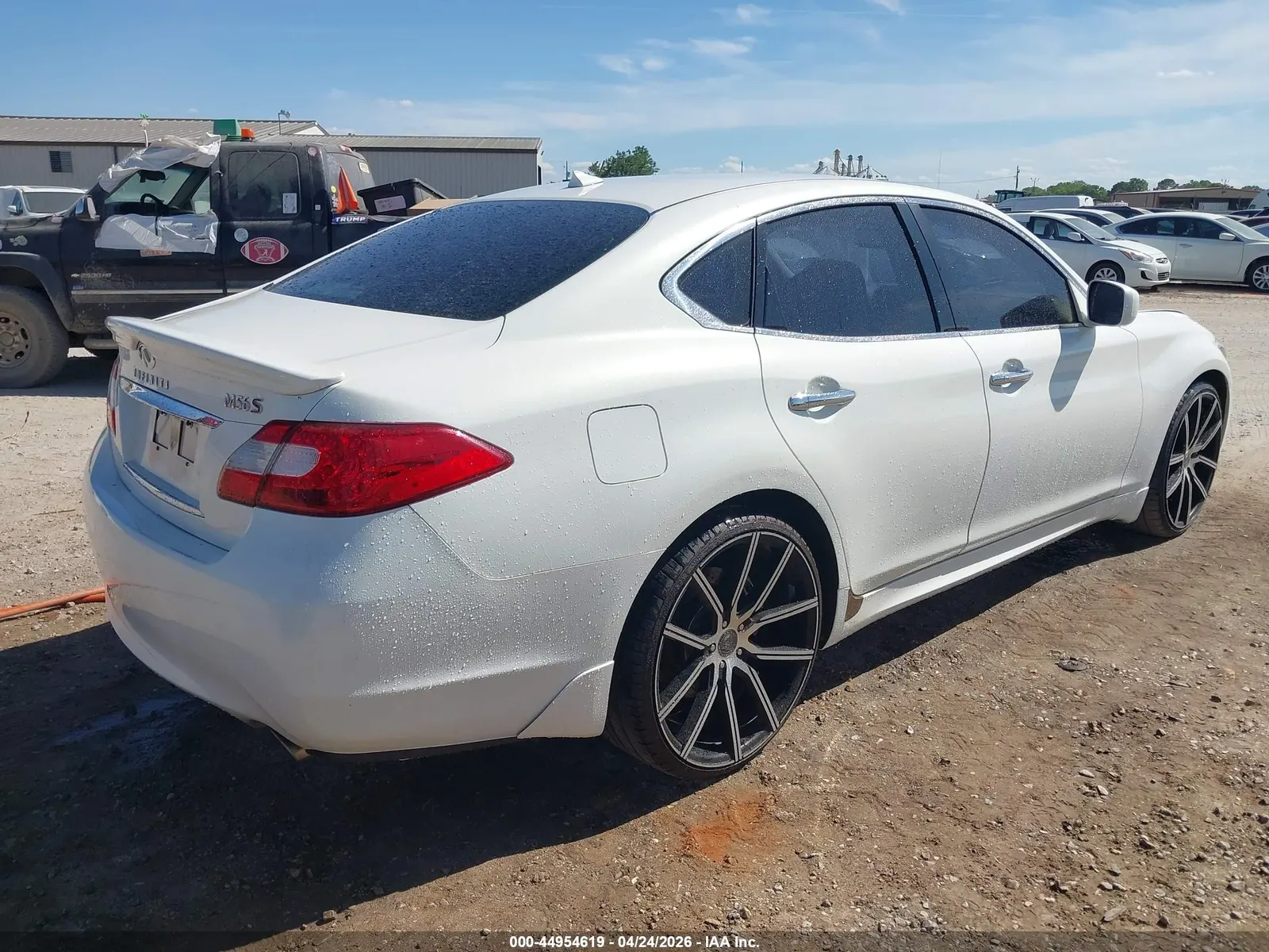 2011 INFINITI M56