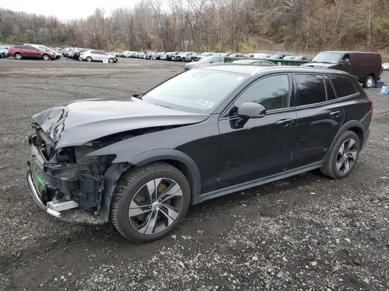 2020 Volvo V60 Cross Country T5 MOMENTUM
